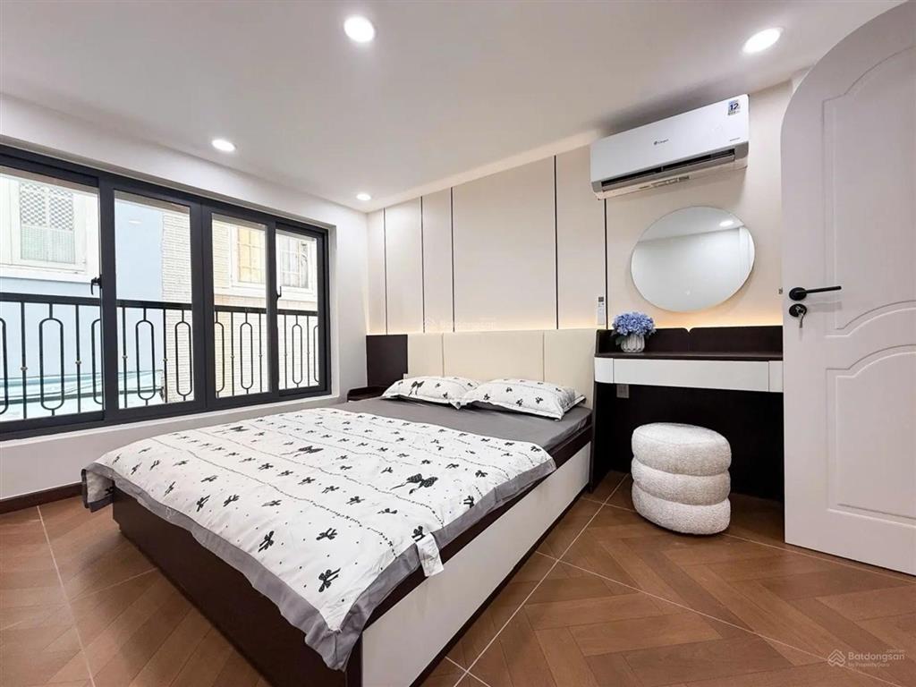 Quận 10lý thái tổ $ 5.5 tl
dt21 m2( 3.2 7) kết cấu trệt, 3 lầu. gồm 3pn, 4wc, pk, bếp, p