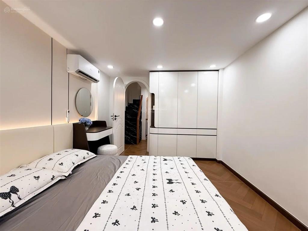 Quận 10lý thái tổ $ 5.5 tl
dt21 m2( 3.2 7) kết cấu trệt, 3 lầu. gồm 3pn, 4wc, pk, bếp, p
