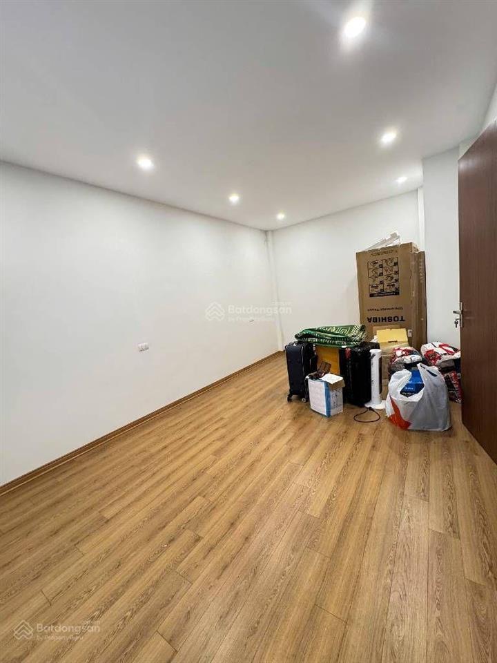 Nhỉnh 6 tỷ, có nhà 5 tầng x 32m, trung tâm phường việt hưng, sổ đỏ chính chủ