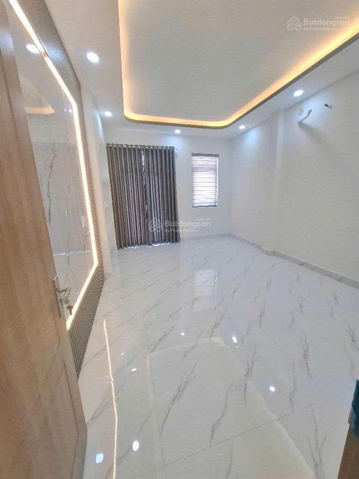 Nhỉnh 7 tỷ nhà 3 tầng 4 x 18m hẻm xe hơi ngay ngã tư bốn xã