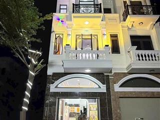 Bán nhà mặt tiền khu dân cư  p. dĩ an