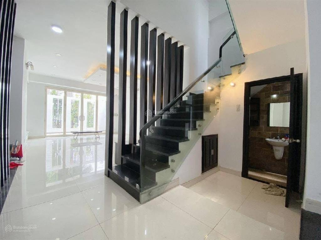 Định cư canada cần bá.n gấp biệt thự 3 tầng 9x20 ngay cạnh tạ quang bửu chỉ hơn 15t