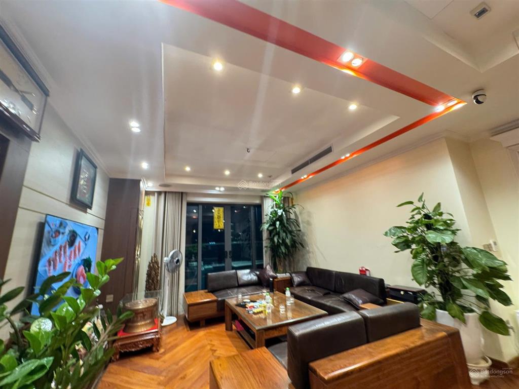 Chung cư veam căn 3 phòng ngủ rộng 139m2, giá 10,4 tỷ  689 lạc long quân
