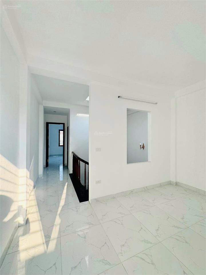 Siêu hiếm. nhà rộng giá hợp lý, gần chợ la phù. dt 43m2, 4 tầng, có sân riêng. giá 5,35 tỷ