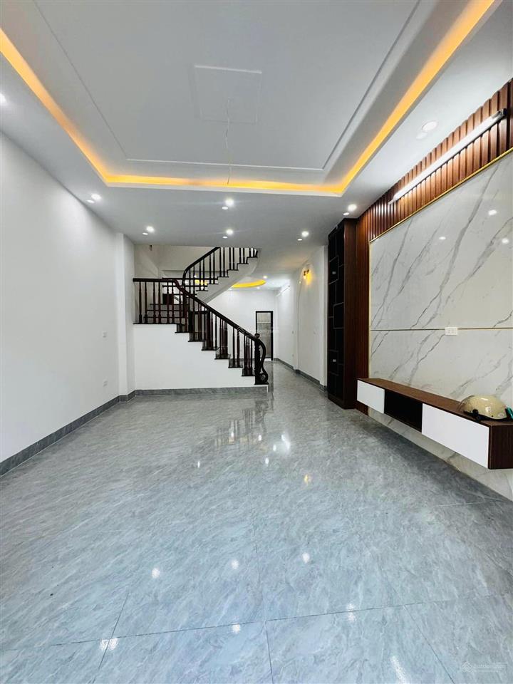 Siêu hiếm. nhà rộng giá hợp lý, gần chợ la phù. dt 43m2, 4 tầng, có sân riêng. giá 5,35 tỷ