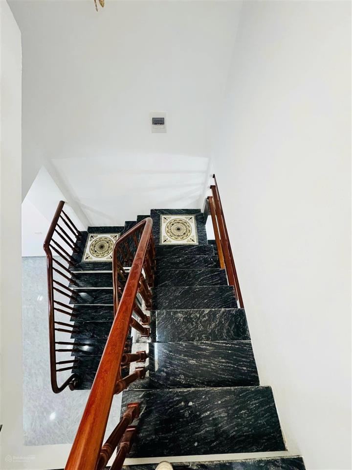 Siêu hiếm. nhà rộng giá hợp lý, gần chợ la phù. dt 43m2, 4 tầng, có sân riêng. giá 5,35 tỷ