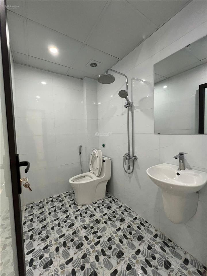 Hàng hiếm phụng châu. ngõ thông. ô tô vào cửa. gần đh tdtt và đh kiểm soát. dt35m2x3t. giá 3.2 tỷ