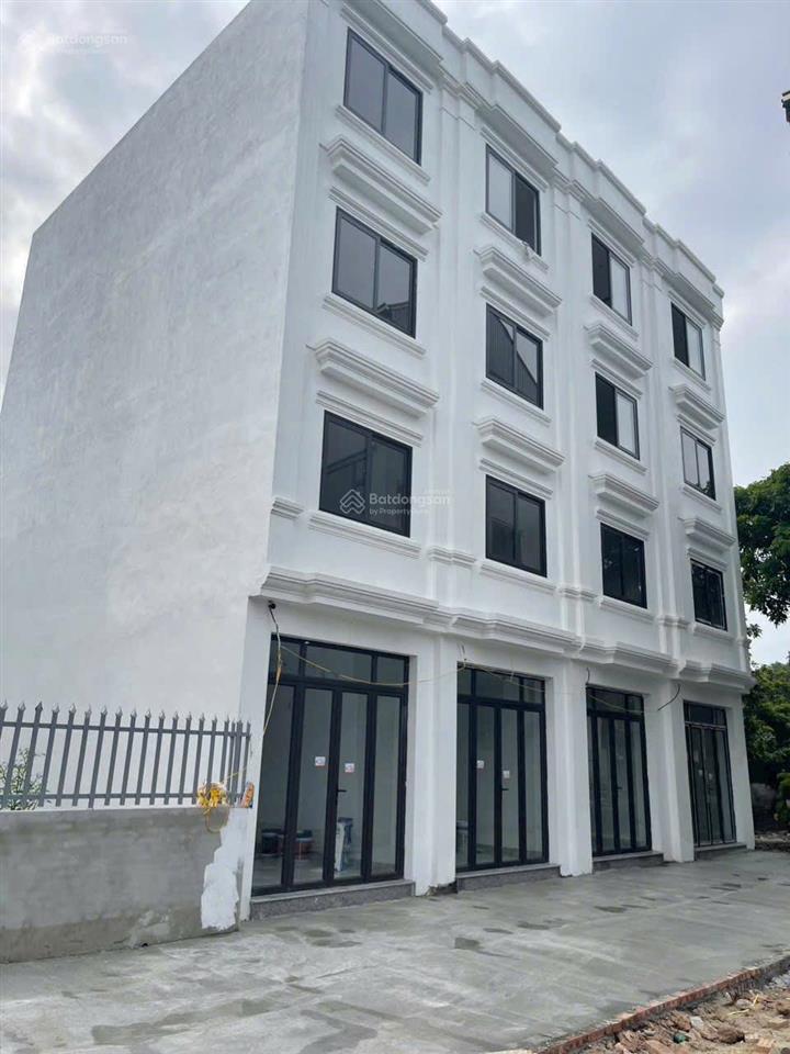 Hàng hiếm phụng châu. ngõ thông. ô tô vào cửa. gần đh tdtt và đh kiểm soát. dt35m2x3t. giá 3.2 tỷ