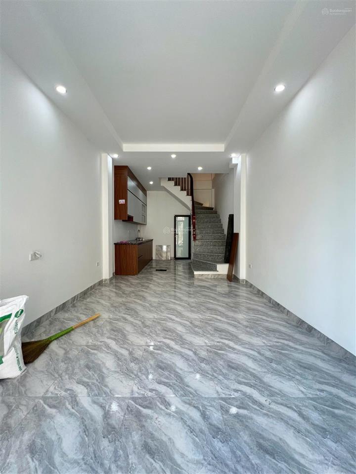 Hàng hiếm phụng châu. ngõ thông. ô tô vào cửa. gần đh tdtt và đh kiểm soát. dt35m2x3t. giá 3.2 tỷ