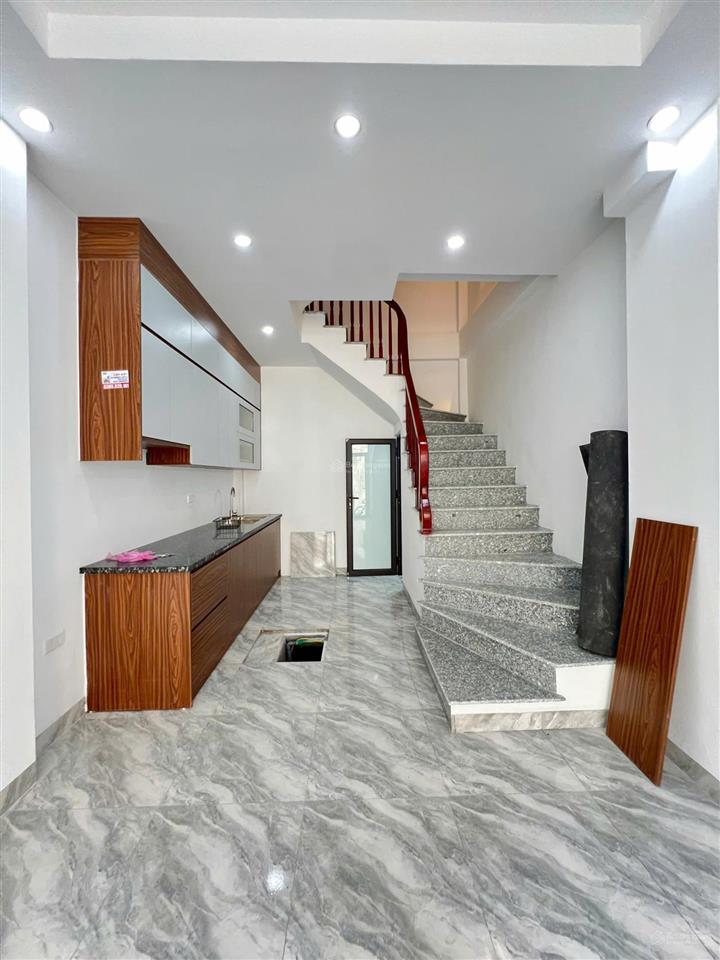 Hàng hiếm phụng châu. ngõ thông. ô tô vào cửa. gần đh tdtt và đh kiểm soát. dt35m2x3t. giá 3.2 tỷ