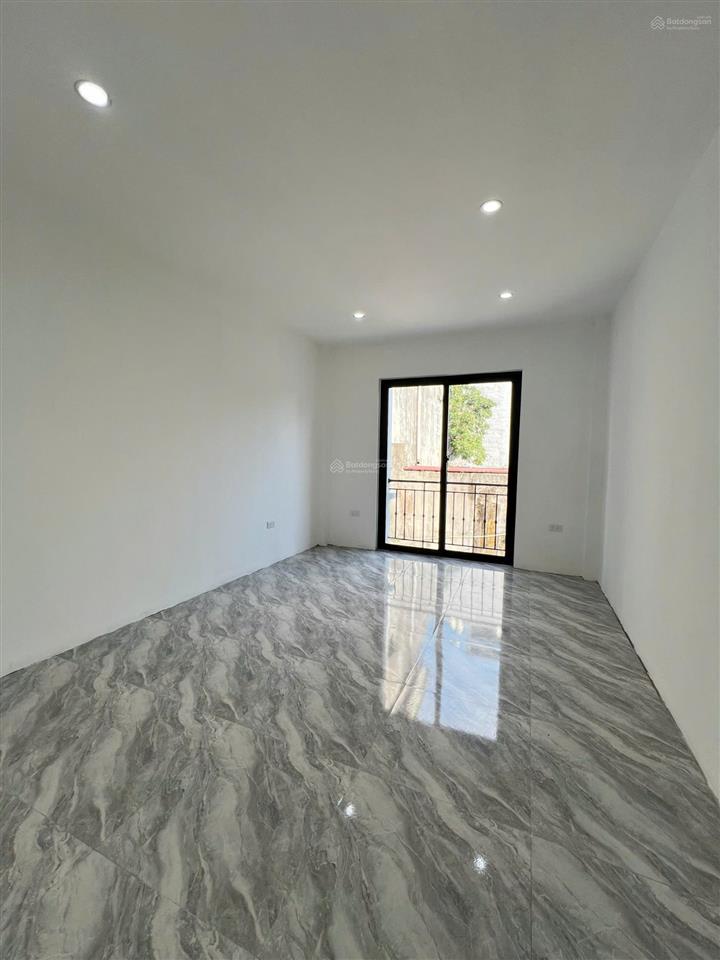 Hàng hiếm phụng châu. ngõ thông. ô tô vào cửa. gần đh tdtt và đh kiểm soát. dt35m2x3t. giá 3.2 tỷ