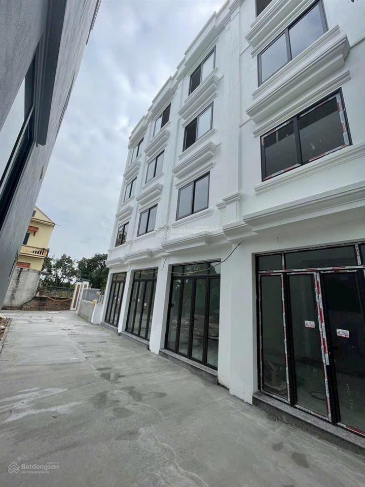 Hàng hiếm phụng châu. ngõ thông. ô tô vào cửa. gần đh tdtt và đh kiểm soát. dt35m2x3t. giá 3.2 tỷ