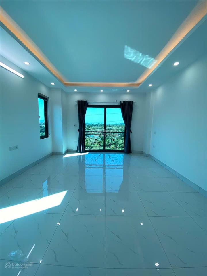 Bán nhà gần sân bóng chúc sơn, ngõ 3m, ô tô vào cửa. 300m ra quốc lộ 6. dt 33m2x5 tầng. giá 4,38 tỷ