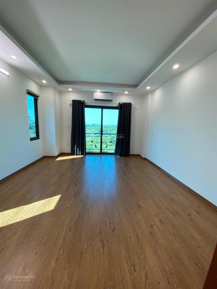 Bán nhà gần sân bóng chúc sơn, ngõ 3m, ô tô vào cửa. 300m ra quốc lộ 6. dt 33m2x5 tầng. giá 4,38 tỷ