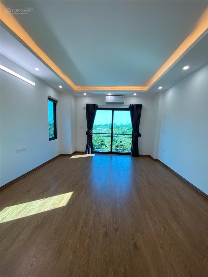 Bán nhà gần sân bóng chúc sơn, ngõ 3m, ô tô vào cửa. 300m ra quốc lộ 6. dt 33m2x5 tầng. giá 4,38 tỷ