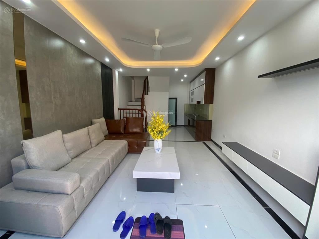 Bán nhà gần sân bóng chúc sơn, ngõ 3m, ô tô vào cửa. 300m ra quốc lộ 6. dt 33m2x5 tầng. giá 4,38 tỷ