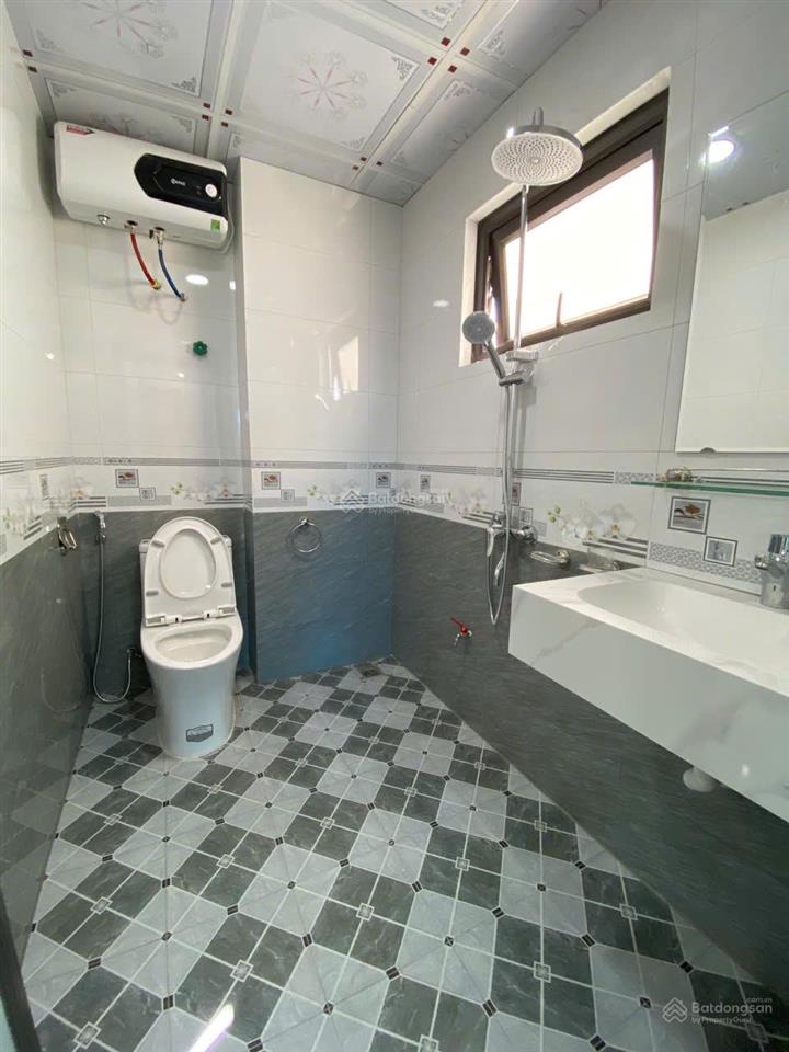 Bán nhà gần sân bóng chúc sơn, ngõ 3m, ô tô vào cửa. 300m ra quốc lộ 6. dt 33m2x5 tầng. giá 4,38 tỷ