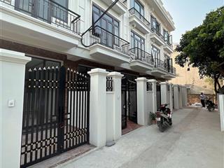 Siêu hiếm. nhà rộng giá rẻ, gần chợ la phù. dt 43m2, 4 tầng, có sân riêng. ô tô đỗ gần. giá 5,35 tỷ