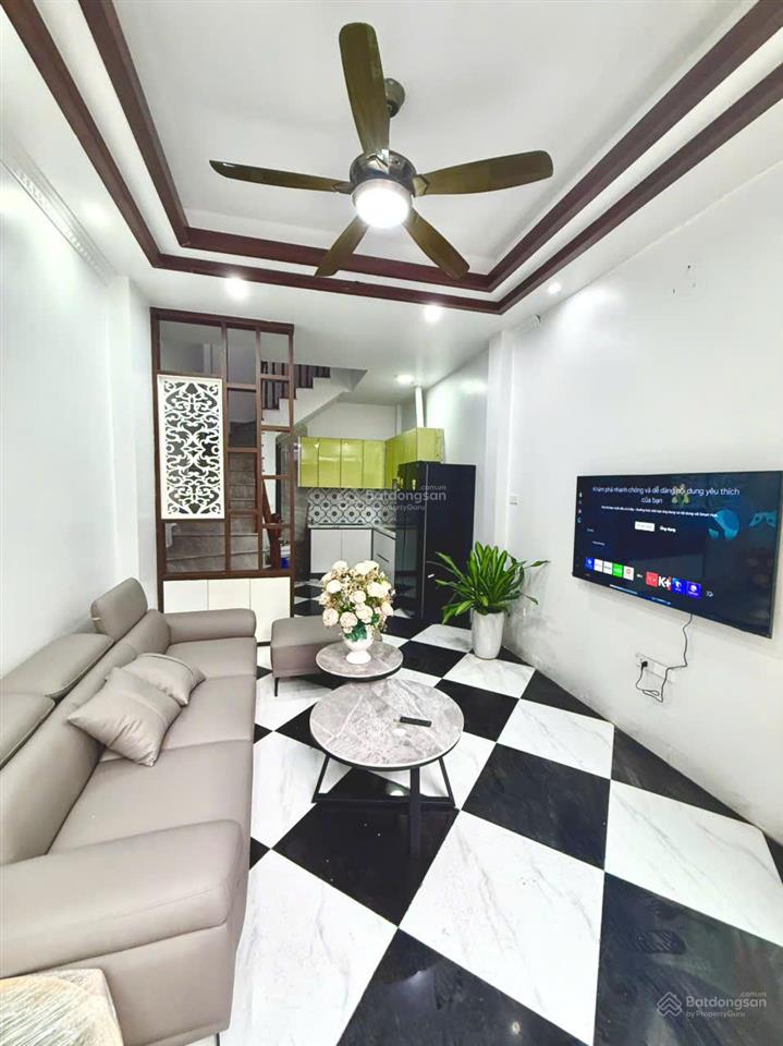 Ai tìm nhà mặt ngõ ô tô, xe quay đầu ngay cửa nên xem căn này. dt 32m2x5 tầng. 100m ra lê trọng tấn