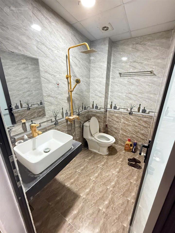 Ai tìm nhà mặt ngõ ô tô, xe quay đầu ngay cửa nên xem căn này. dt 32m2x5 tầng. 100m ra lê trọng tấn