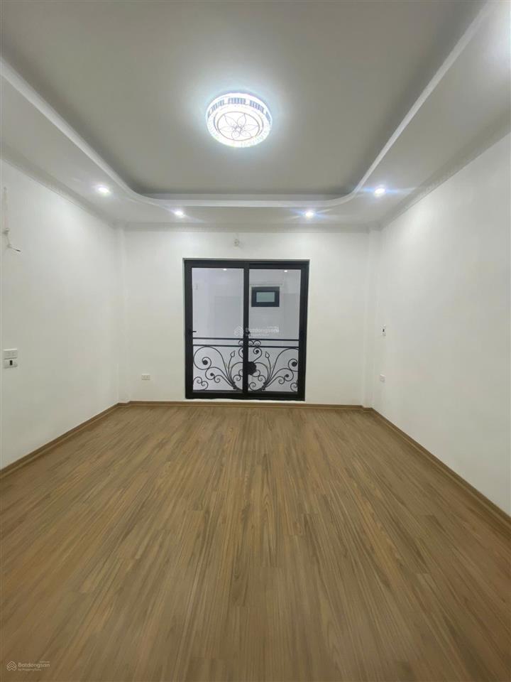 Hàng hiếm tổ 12 yên nghĩa, nhà độc lập, cách 1 nhà ra đường ô tô thông, dt 32m2, 5 tầng. giá 6,5 tỷ