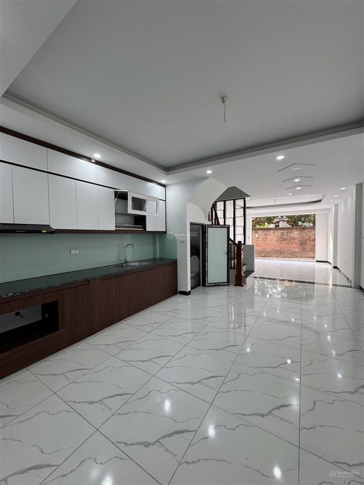 Ai đang tìm nhà rộng, có sân riêng, trung tâm chúc sơn nên xem căn này. dt 50m2x3 tầng. giá 3,59 tỷ