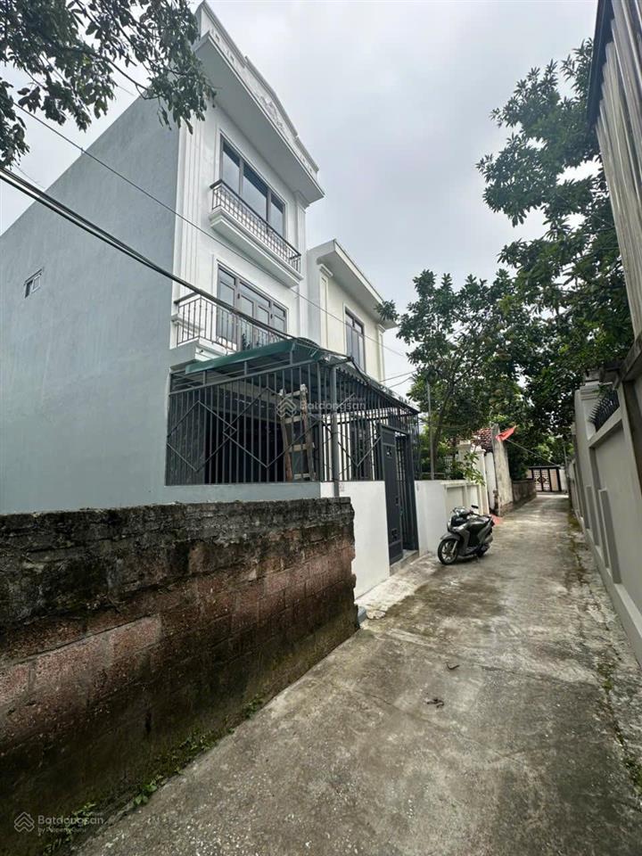 Ai đang tìm nhà rộng, có sân riêng, trung tâm chúc sơn nên xem căn này. dt 50m2x3 tầng. giá 3,59 tỷ