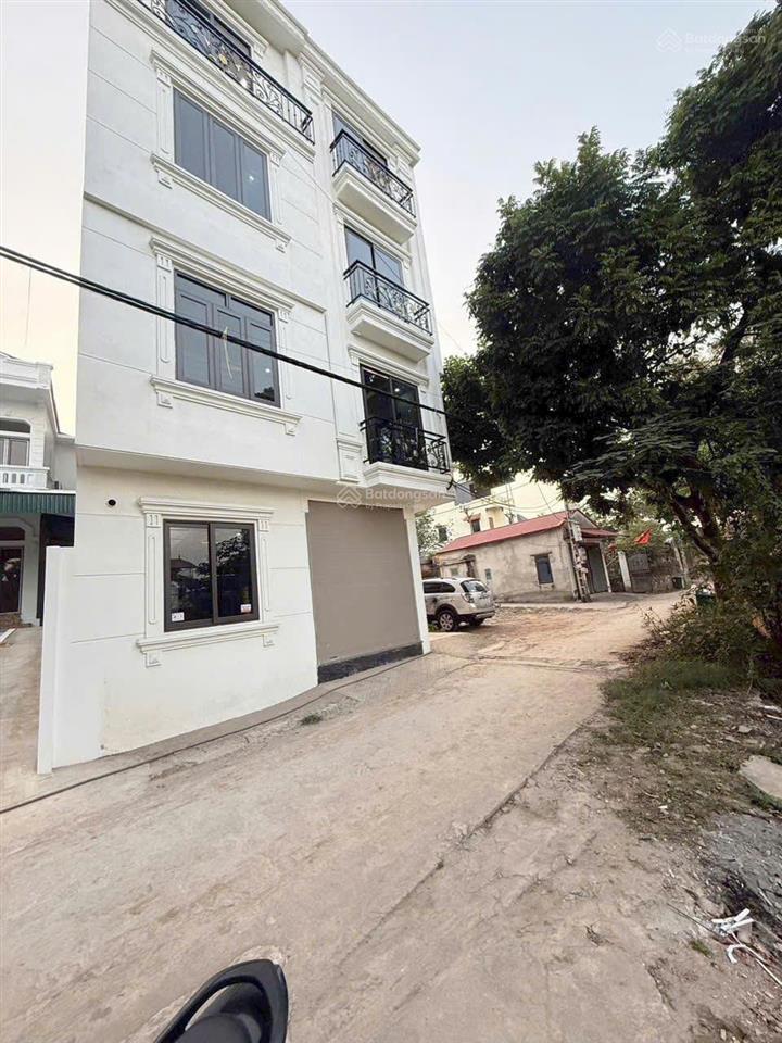 Anh chị tìm nhà ô tô tránh ở phụng châu nên xem căn này. view mặt hồ, full đồ. dt 33m2x4 tầng