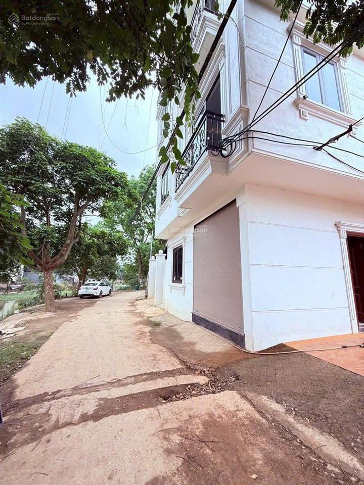 Anh chị tìm nhà ô tô tránh ở phụng châu nên xem căn này. view mặt hồ, full đồ. dt 33m2x4 tầng