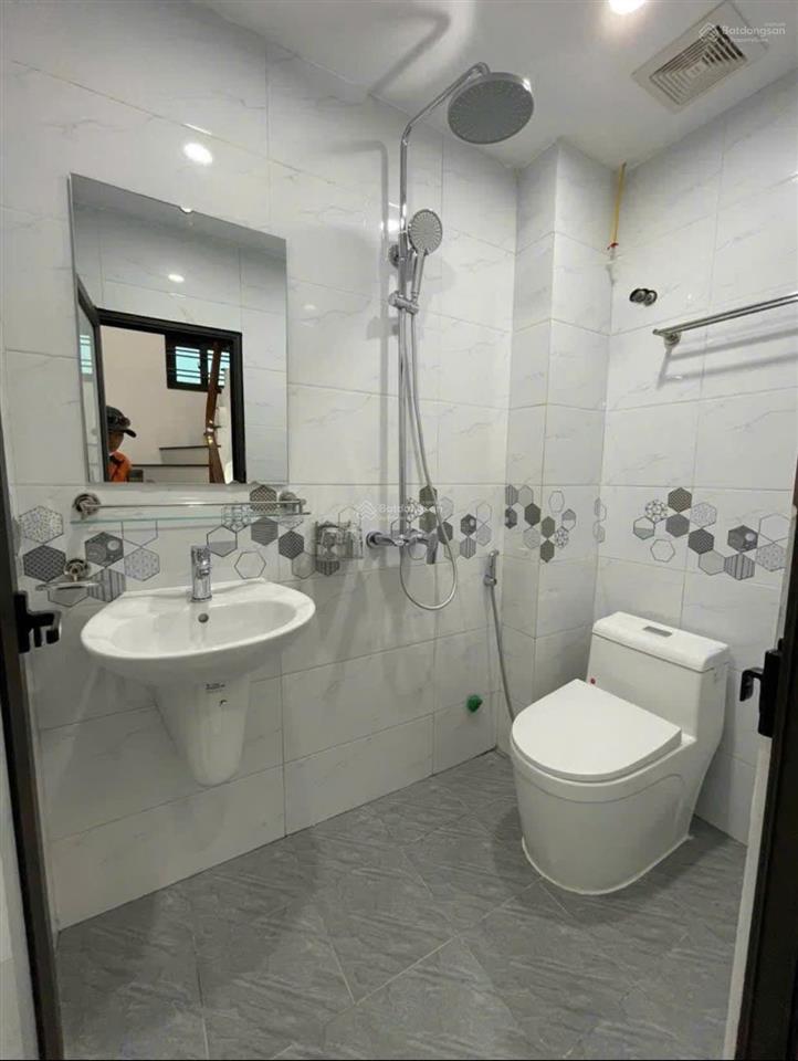 Cực rẻ, bán gấp nhà dọc đại lộ thăng long, ô tô lùi cửa, độc lập, dt 43m2, 3 tầng. giá 3,35 tỷ