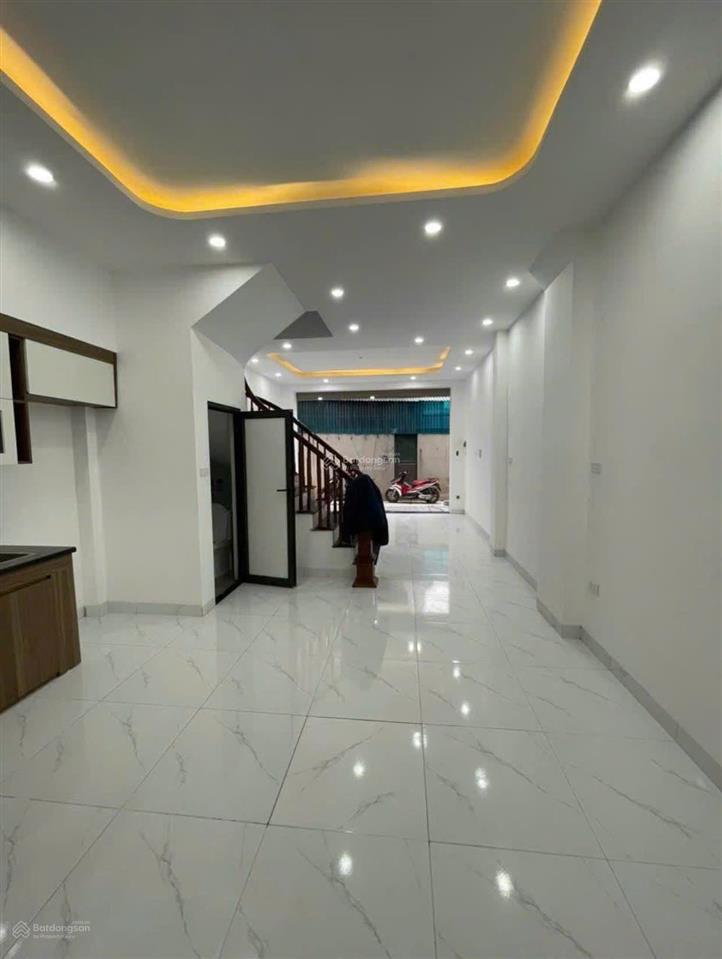 Cực rẻ, bán gấp nhà dọc đại lộ thăng long, ô tô lùi cửa, độc lập, dt 43m2, 3 tầng. giá 3,35 tỷ