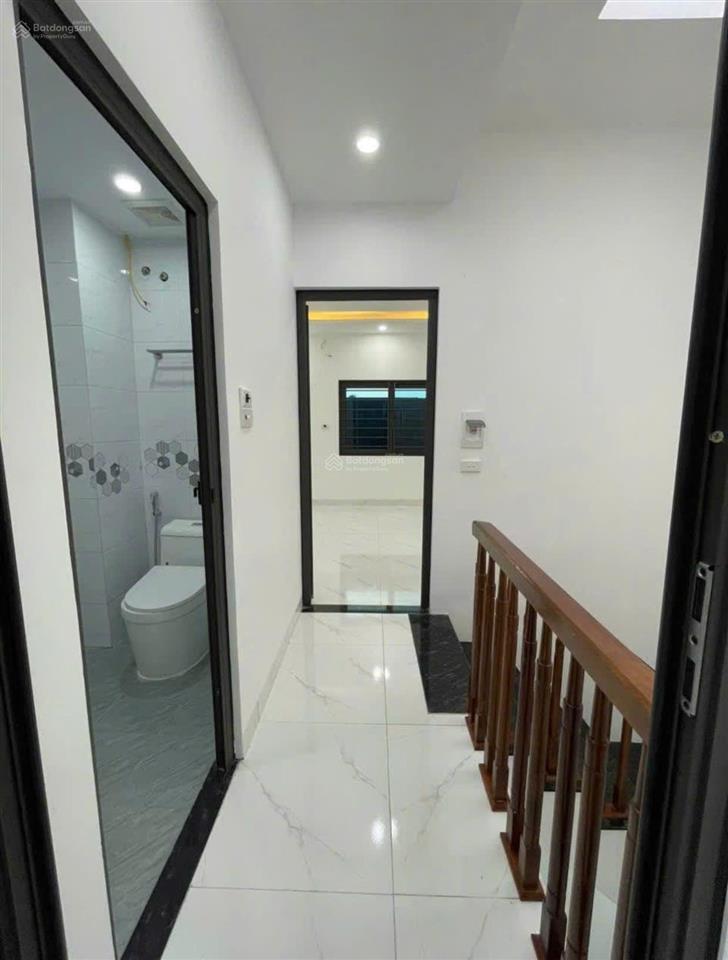 Cực rẻ, bán gấp nhà dọc đại lộ thăng long, ô tô lùi cửa, độc lập, dt 43m2, 3 tầng. giá 3,35 tỷ