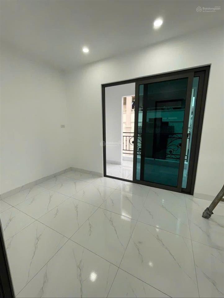 Cực rẻ, bán gấp nhà dọc đại lộ thăng long, ô tô lùi cửa, độc lập, dt 43m2, 3 tầng. giá 3,35 tỷ