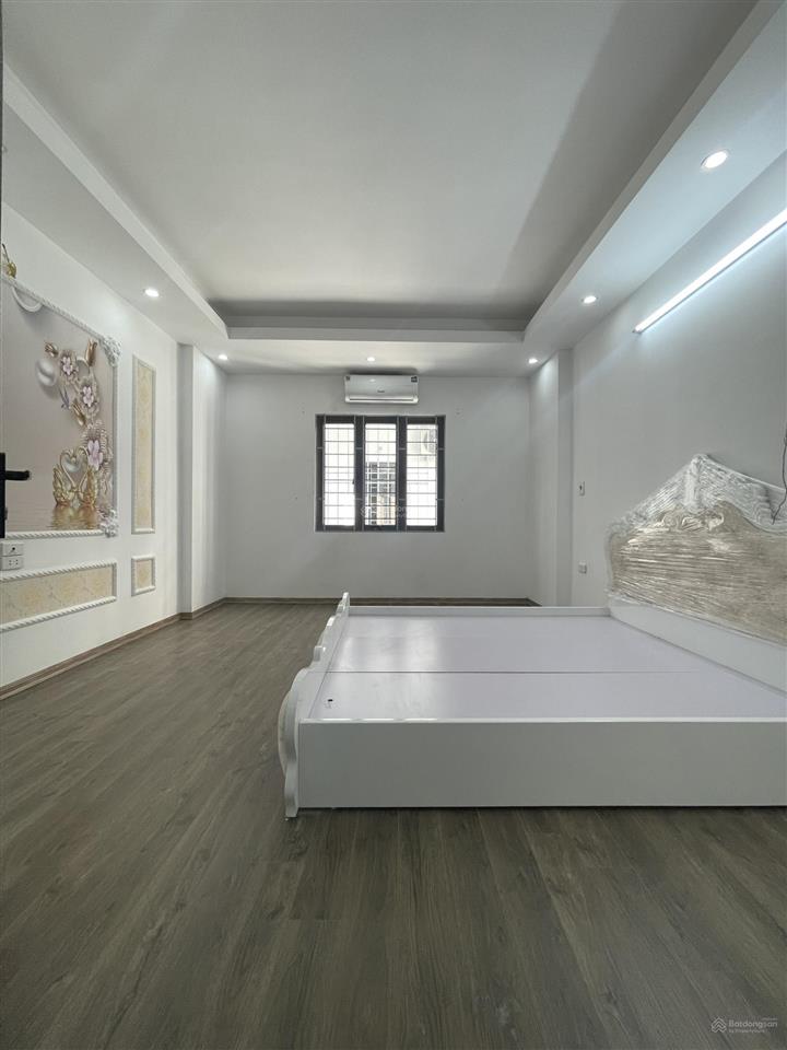 Bán nhà phụng châu, gần đh tdtt, ô tô cách 10m, có sân chung để xe. dt 32m2, 4 tầng. giá 2,4 tỷ