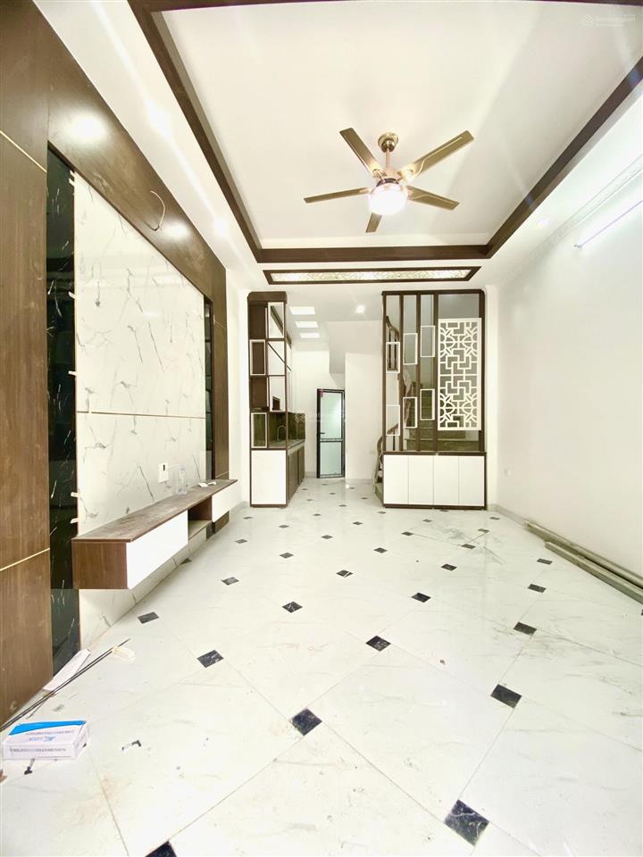 Bán nhà phụng châu, gần đh tdtt, ô tô cách 10m, có sân chung để xe. dt 32m2, 4 tầng. giá 2,4 tỷ
