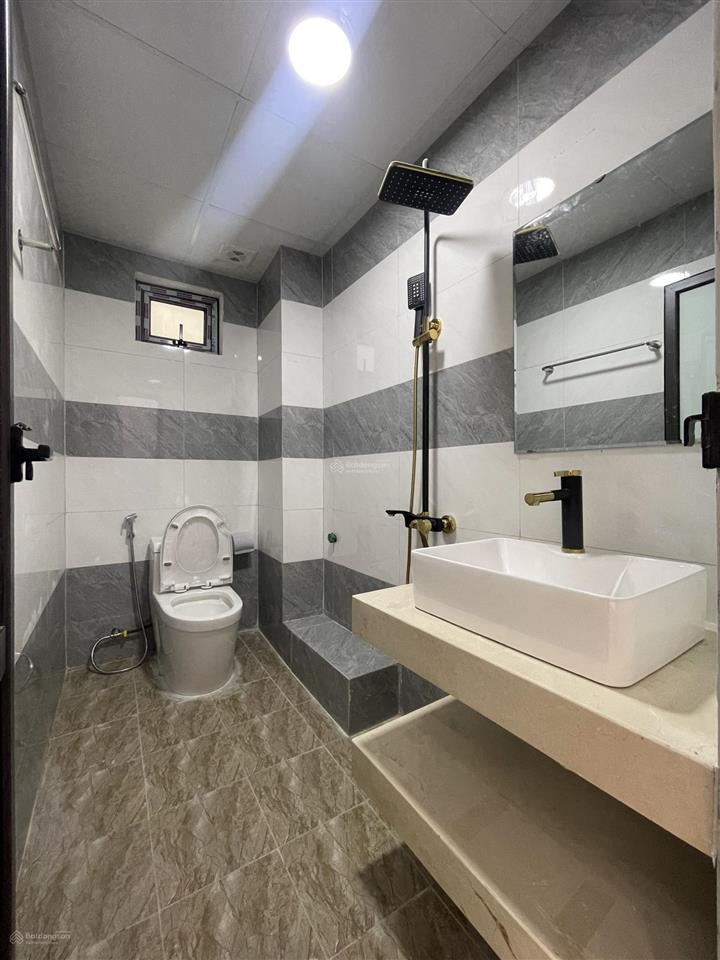 Bán nhà phụng châu, gần đh tdtt, ô tô cách 10m, có sân chung để xe. dt 32m2, 4 tầng. giá 2,4 tỷ