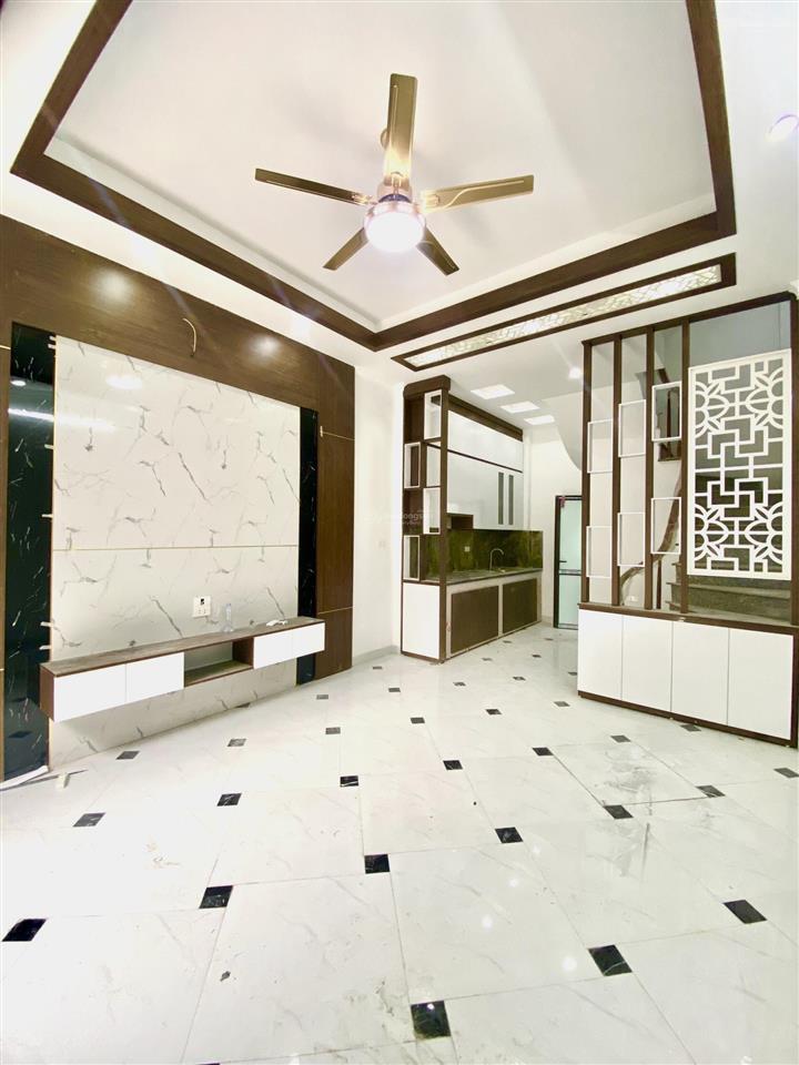 Bán nhà phụng châu, gần đh tdtt, ô tô cách 10m, có sân chung để xe. dt 32m2, 4 tầng. giá 2,4 tỷ