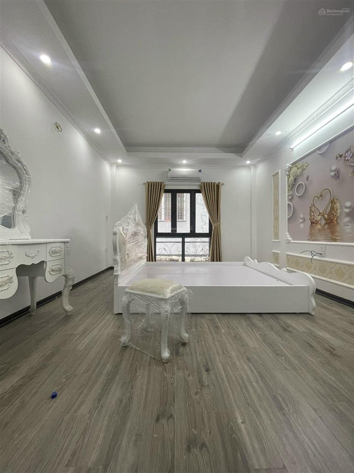 Bán nhà phụng châu, gần đh tdtt, ô tô cách 10m, có sân chung để xe. dt 32m2, 4 tầng. giá 2,4 tỷ