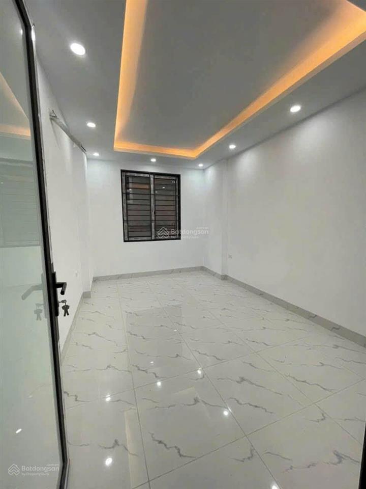 Bán cắt lỗ nhà đông la, gần công viên, ô tô tránh cách 10m, dt 39m2, 4 tầng. giá 3,7 tỷ