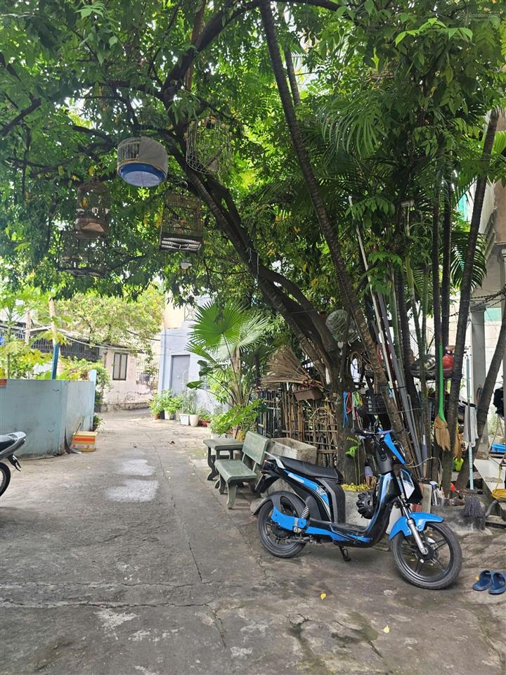 Bán nhà gần hxh lê quang định nhà cn 55m²  3 tầng sân thượng 3pn, 4wc, phòng thờ