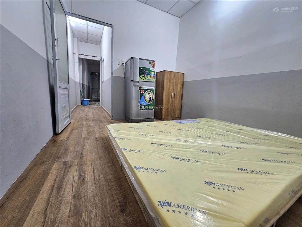 Phòng trọ 15m2 sát quận 1, đối diện bệnh viện bình thạnh có máy lạnh, tủ lạnh, ban công, nệm