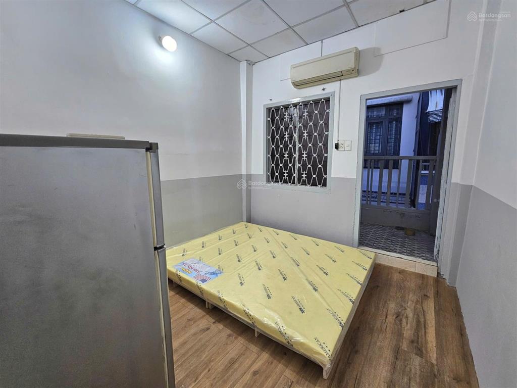 Phòng trọ 15m2 sát quận 1, đối diện bệnh viện bình thạnh có máy lạnh, tủ lạnh, ban công, nệm