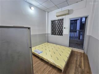 Phòng trọ 15m2 sát quận 1, đối diện bệnh viện bình thạnh có máy lạnh, tủ lạnh, ban công, nệm