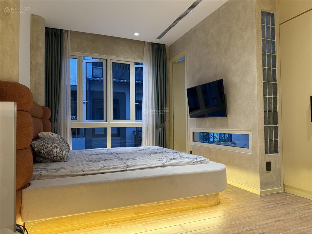 Bán nhà đường thành thái quận 10 kế cư xá đồng tiến, 40m2  5 tầng xe hơi tới cửa  3pn  9,6 tỷ