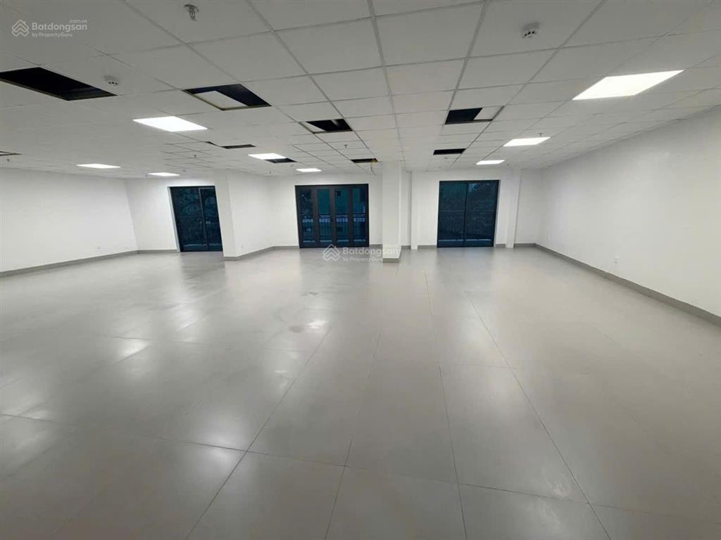 Chính chủ cho thuê mặt sàn văn phòng 120m2 tại mễ trì hạ. giá 32tr/tháng. nhà mới  0984 828 ***