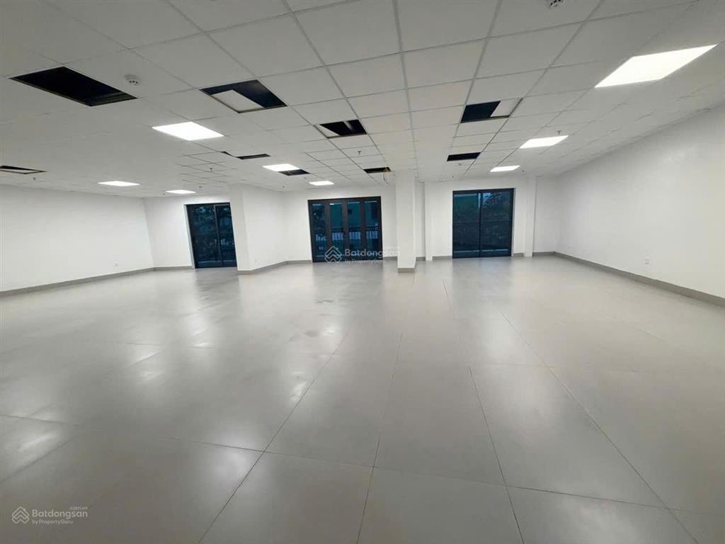 Chính chủ cho thuê mặt sàn văn phòng 120m2 tại mễ trì hạ. giá 32tr/tháng. nhà mới  0984 828 ***