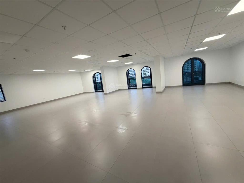 Chính chủ cho thuê mặt sàn văn phòng 120m2 tại mễ trì hạ. giá 32tr/tháng. nhà mới  0984 828 ***