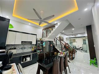 Nhà đẹp 3 tầng, 4pn full nội thấthẻm 4m kế him lam, q7giá 7,6 tỷ