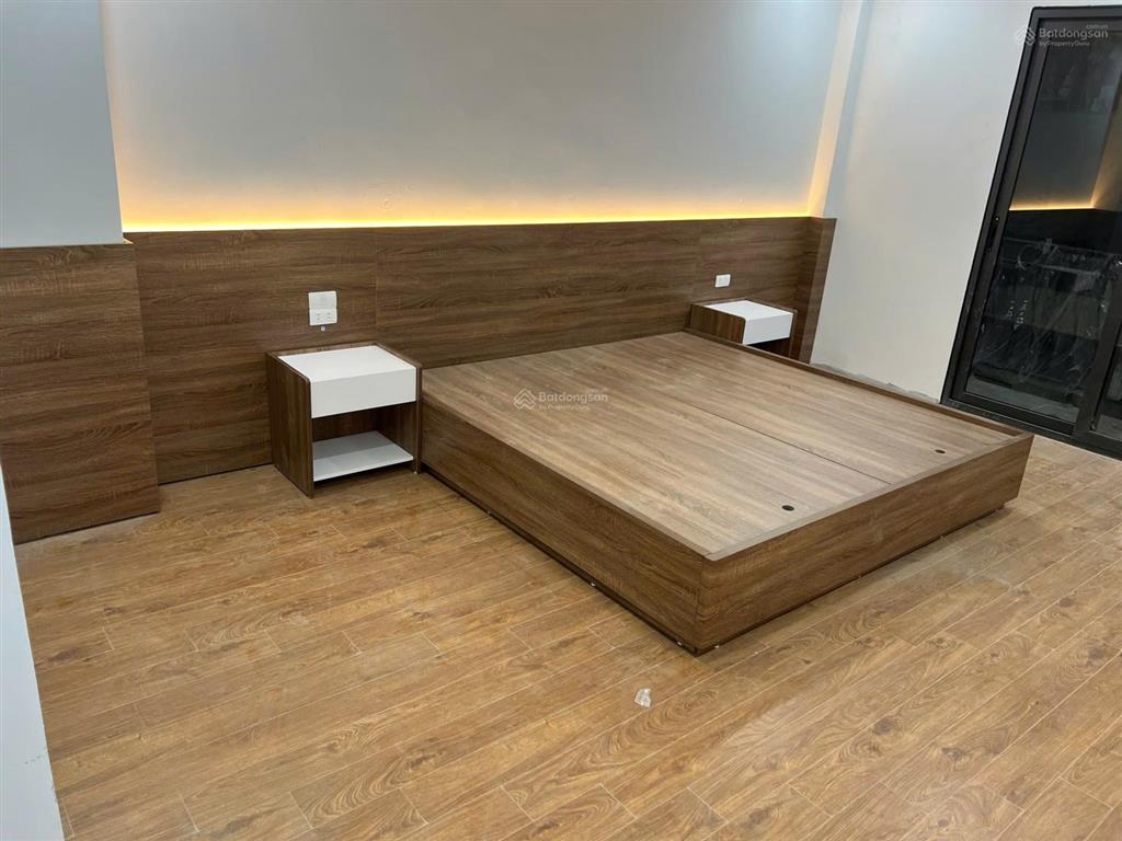 Chính chủ bán nhà mới xây full nội thất thang máy trung tâm cầu giấy
