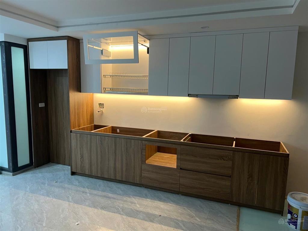 Chính chủ bán nhà mới xây full nội thất thang máy trung tâm cầu giấy